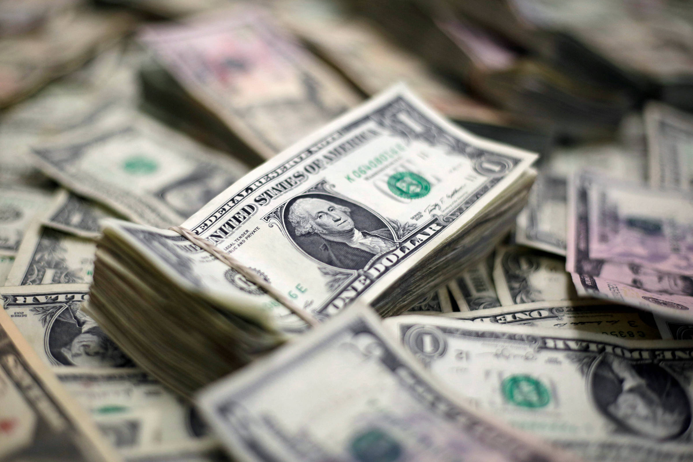 Alta do dólar faz BC manter taxa básica de juros